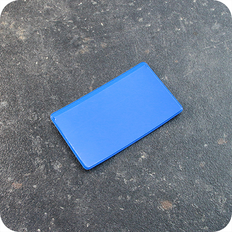 legatoria Busta con magneti, 100x55mm BLU. Dimensione busta 100x55mm. Dimensione massima foglio 92x50mm. Con strip magnetico 80x15mm. Apertura sul lato lungo. Foglio superiore In PVC morbido da 180micron. Foglio inferiore in PVC rigido da 300micron.