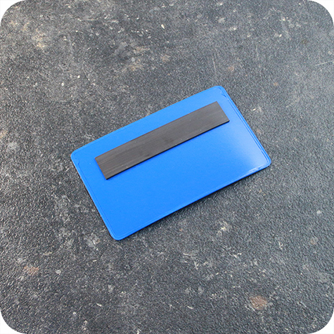 legatoria Busta con magneti, 100x55mm BLU. Dimensione busta 100x55mm. Dimensione massima foglio 92x50mm. Con strip magnetico 80x15mm. Apertura sul lato lungo. Foglio superiore In PVC morbido da 180micron. Foglio inferiore in PVC rigido da 300micron.