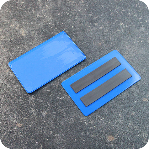 legatoria Busta con magneti, 100x55mm BLU. Dimensione busta 100x55mm. Dimensione massima foglio 92x50mm. Con 2 strip magnetici 80x15mm. Apertura sul lato lungo. Foglio superiore In PVC morbido da 180micron. Foglio inferiore in PVC rigido da 300micron.