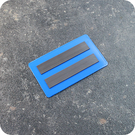 legatoria Busta con magneti, 100x55mm BLU. Dimensione busta 100x55mm. Dimensione massima foglio 92x50mm. Con 2 strip magnetici 80x15mm. Apertura sul lato lungo. Foglio superiore In PVC morbido da 180micron. Foglio inferiore in PVC rigido da 300micron.