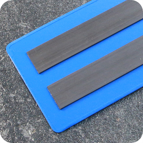 legatoria Busta con magneti, 100x55mm BLU. Dimensione busta 100x55mm. Dimensione massima foglio 92x50mm. Con 2 strip magnetici 80x15mm. Apertura sul lato lungo. Foglio superiore In PVC morbido da 180micron. Foglio inferiore in PVC rigido da 300micron.