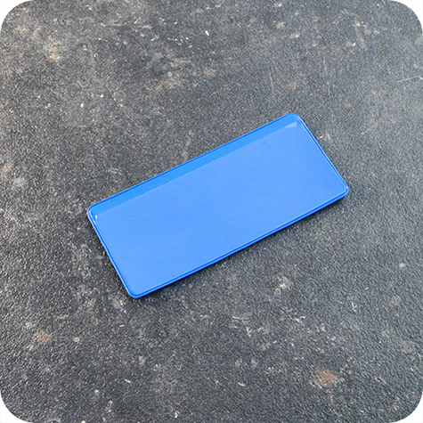 legatoria Busta con magneti, 110x45mm BLU. Dimensione busta 110x55mm. Dimensione massima foglio 103x47mm. Con strip magnetico 90x15mm. Apertura sul lato lungo. Foglio superiore In PVC morbido da 180micron. Foglio inferiore in PVC rigido da 300micron.