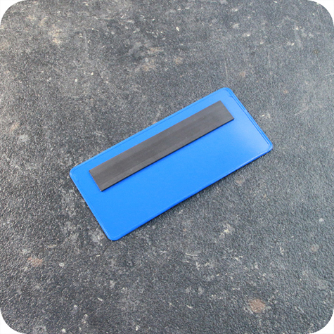legatoria Busta con magneti, 110x45mm BLU. Dimensione busta 110x55mm. Dimensione massima foglio 103x47mm. Con strip magnetico 90x15mm. Apertura sul lato lungo. Foglio superiore In PVC morbido da 180micron. Foglio inferiore in PVC rigido da 300micron.