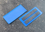 legatoria Busta con magneti, 110x45mm BLU. Dimensione busta 110x55mm. Dimensione massima foglio 103x47mm. Con 2 strip magnetici 90x15mm. Apertura sul lato lungo. Foglio superiore In PVC morbido da 180micron. Foglio inferiore in PVC rigido da 300micron LEG4181