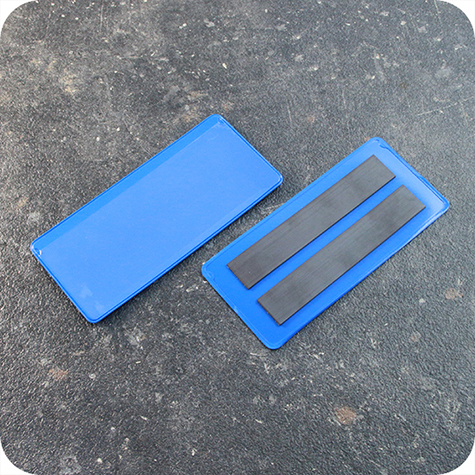 legatoria Busta con magneti, 110x45mm BLU. Dimensione busta 110x55mm. Dimensione massima foglio 103x47mm. Con 2 strip magnetici 90x15mm. Apertura sul lato lungo. Foglio superiore In PVC morbido da 180micron. Foglio inferiore in PVC rigido da 300micron.