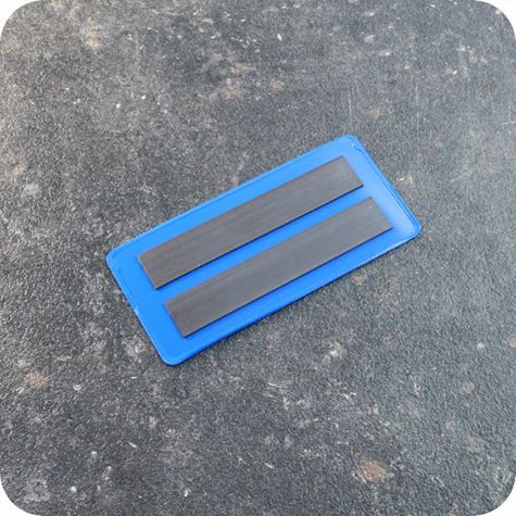 legatoria Busta con magneti, 110x45mm BLU. Dimensione busta 110x55mm. Dimensione massima foglio 103x47mm. Con 2 strip magnetici 90x15mm. Apertura sul lato lungo. Foglio superiore In PVC morbido da 180micron. Foglio inferiore in PVC rigido da 300micron.