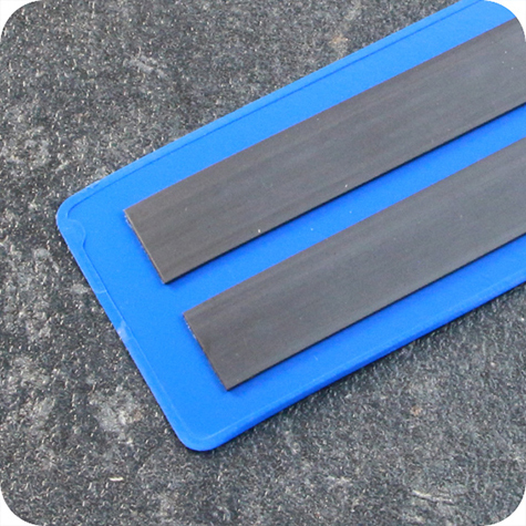 legatoria Busta con magneti, 110x45mm BLU. Dimensione busta 110x55mm. Dimensione massima foglio 103x47mm. Con 2 strip magnetici 90x15mm. Apertura sul lato lungo. Foglio superiore In PVC morbido da 180micron. Foglio inferiore in PVC rigido da 300micron.