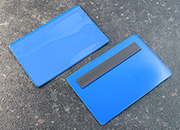 legatoria Busta con magneti, 120x75mm BLU. Dimensione busta 120x75mm. Dimensione massima foglio 105x72mm. Con strip magnetico 100x15mm. Apertura sul lato lungo. Foglio superiore In PVC morbido da 180micron. Foglio inferiore in PVC rigido da 300micron.