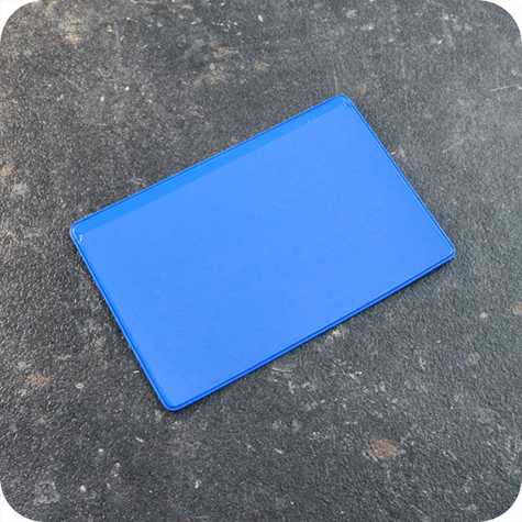 legatoria Busta con magneti, 120x75mm BLU. Dimensione busta 120x75mm. Dimensione massima foglio 105x72mm. Con strip magnetico 100x15mm. Apertura sul lato lungo. Foglio superiore In PVC morbido da 180micron. Foglio inferiore in PVC rigido da 300micron.