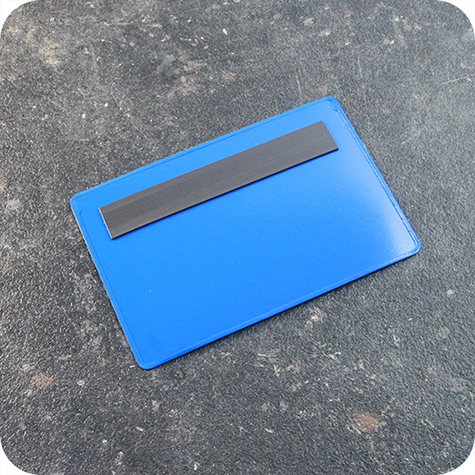 legatoria Busta con magneti, 120x75mm BLU. Dimensione busta 120x75mm. Dimensione massima foglio 105x72mm. Con strip magnetico 100x15mm. Apertura sul lato lungo. Foglio superiore In PVC morbido da 180micron. Foglio inferiore in PVC rigido da 300micron.