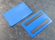 legatoria Busta con magneti, 120x75mm BLU. Dimensione busta 120x75mm. Dimensione massima foglio 105x72mm. Con 2 strip magnetici 100x15mm. Apertura sul lato lungo. Foglio superiore In PVC morbido da 180micron. Foglio inferiore in PVC rigido da 300micron LEG4183