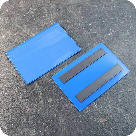 legatoria Busta con magneti, 120x75mm BLU. Dimensione busta 120x75mm. Dimensione massima foglio 105x72mm. Con 2 strip magnetici 100x15mm. Apertura sul lato lungo. Foglio superiore In PVC morbido da 180micron. Foglio inferiore in PVC rigido da 300micron.