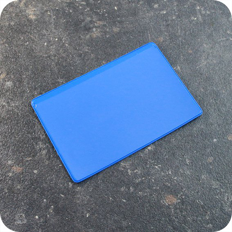 legatoria Busta con magneti, 120x75mm BLU. Dimensione busta 120x75mm. Dimensione massima foglio 105x72mm. Con 2 strip magnetici 100x15mm. Apertura sul lato lungo. Foglio superiore In PVC morbido da 180micron. Foglio inferiore in PVC rigido da 300micron.