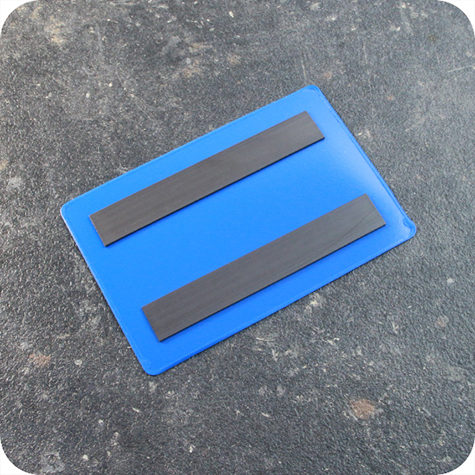 legatoria Busta con magneti, 120x75mm BLU. Dimensione busta 120x75mm. Dimensione massima foglio 105x72mm. Con 2 strip magnetici 100x15mm. Apertura sul lato lungo. Foglio superiore In PVC morbido da 180micron. Foglio inferiore in PVC rigido da 300micron.