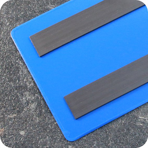 legatoria Busta con magneti, 120x75mm BLU. Dimensione busta 120x75mm. Dimensione massima foglio 105x72mm. Con 2 strip magnetici 100x15mm. Apertura sul lato lungo. Foglio superiore In PVC morbido da 180micron. Foglio inferiore in PVC rigido da 300micron.