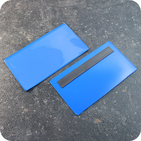 legatoria Busta con magneti, 145x75mm BLU. Dimensione busta 145x75mm. Dimensione massima foglio 138x70mm. Con strip magnetico 125x15mm. Apertura sul lato lungo. Foglio superiore In PVC morbido da 180micron. Foglio inferiore in PVC rigido da 300micron.