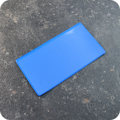 legatoria Busta con magneti, 145x75mm BLU. Dimensione busta 145x75mm. Dimensione massima foglio 138x70mm. Con strip magnetico 125x15mm. Apertura sul lato lungo. Foglio superiore In PVC morbido da 180micron. Foglio inferiore in PVC rigido da 300micron.