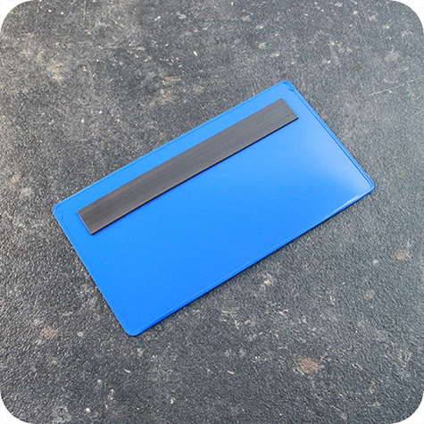 legatoria Busta con magneti, 145x75mm BLU. Dimensione busta 145x75mm. Dimensione massima foglio 138x70mm. Con strip magnetico 125x15mm. Apertura sul lato lungo. Foglio superiore In PVC morbido da 180micron. Foglio inferiore in PVC rigido da 300micron.