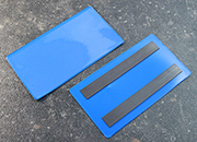 legatoria Busta con magneti, 145x75mm BLU. Dimensione busta 145x75mm. Dimensione massima foglio 138x70mm. Con 2 strip magnetici 125x15mm. Apertura sul lato lungo. Foglio superiore In PVC morbido da 180micron. Foglio inferiore in PVC rigido da 300micron LEG4185