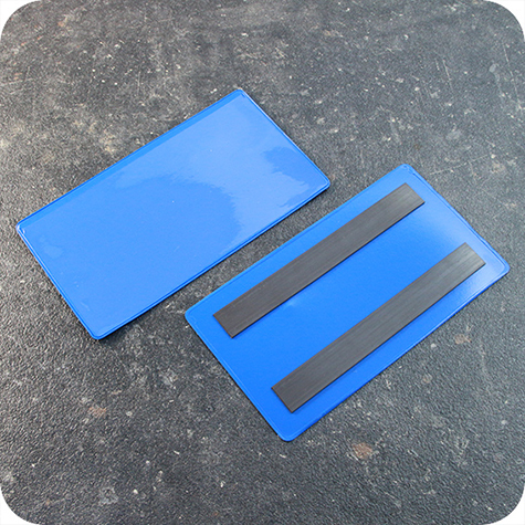 legatoria Busta con magneti, 145x75mm BLU. Dimensione busta 145x75mm. Dimensione massima foglio 138x70mm. Con 2 strip magnetici 125x15mm. Apertura sul lato lungo. Foglio superiore In PVC morbido da 180micron. Foglio inferiore in PVC rigido da 300micron.