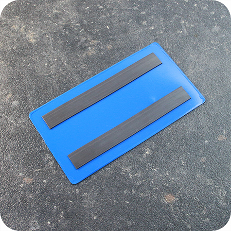 legatoria Busta con magneti, 145x75mm BLU. Dimensione busta 145x75mm. Dimensione massima foglio 138x70mm. Con 2 strip magnetici 125x15mm. Apertura sul lato lungo. Foglio superiore In PVC morbido da 180micron. Foglio inferiore in PVC rigido da 300micron.