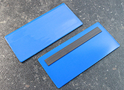 legatoria Busta con magneti, 160x75mm BLU. Dimensione busta 160x75mm. Dimensione massima foglio 153x72mm. Con strip magnetico 140x15mm. Apertura sul lato lungo. Foglio superiore In PVC morbido da 180micron. Foglio inferiore in PVC rigido da 300micron LEG4186