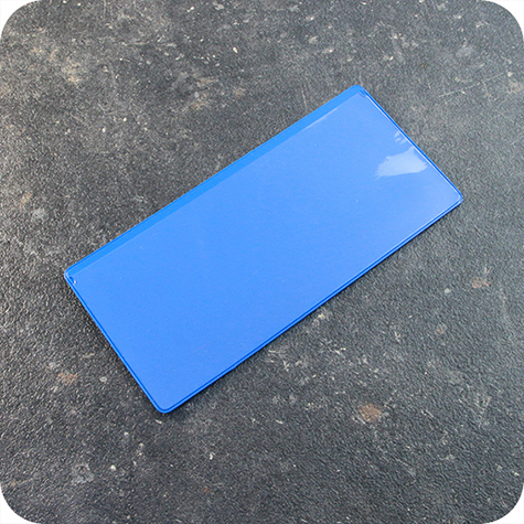 legatoria Busta con magneti, 160x75mm BLU. Dimensione busta 160x75mm. Dimensione massima foglio 153x72mm. Con strip magnetico 140x15mm. Apertura sul lato lungo. Foglio superiore In PVC morbido da 180micron. Foglio inferiore in PVC rigido da 300micron.