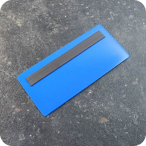 legatoria Busta con magneti, 160x75mm BLU. Dimensione busta 160x75mm. Dimensione massima foglio 153x72mm. Con strip magnetico 140x15mm. Apertura sul lato lungo. Foglio superiore In PVC morbido da 180micron. Foglio inferiore in PVC rigido da 300micron.