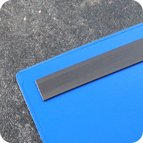 legatoria Busta con magneti, 160x75mm BLU. Dimensione busta 160x75mm. Dimensione massima foglio 153x72mm. Con strip magnetico 140x15mm. Apertura sul lato lungo. Foglio superiore In PVC morbido da 180micron. Foglio inferiore in PVC rigido da 300micron.