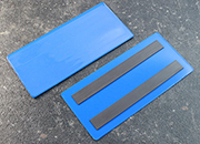 legatoria Busta con magneti, 160x75mm BLU. Dimensione busta 160x75mm. Dimensione massima foglio 153x72mm. Con 2 strip magnetici 140x15mm. Apertura sul lato lungo. Foglio superiore In PVC morbido da 180micron. Foglio inferiore in PVC rigido da 300micron LEG4187