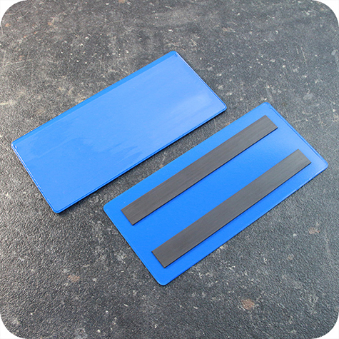 legatoria Busta con magneti, 160x75mm BLU. Dimensione busta 160x75mm. Dimensione massima foglio 153x72mm. Con 2 strip magnetici 140x15mm. Apertura sul lato lungo. Foglio superiore In PVC morbido da 180micron. Foglio inferiore in PVC rigido da 300micron.