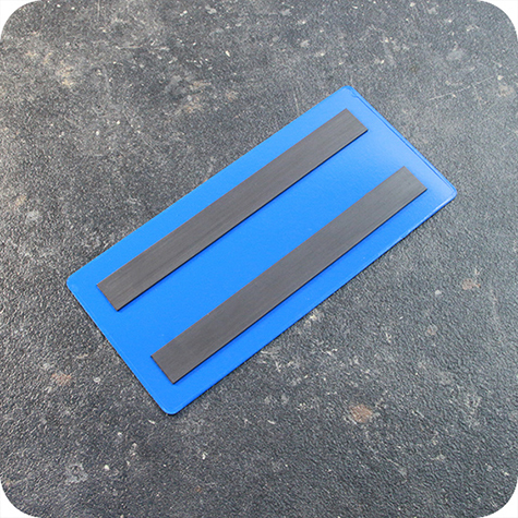 legatoria Busta con magneti, 160x75mm BLU. Dimensione busta 160x75mm. Dimensione massima foglio 153x72mm. Con 2 strip magnetici 140x15mm. Apertura sul lato lungo. Foglio superiore In PVC morbido da 180micron. Foglio inferiore in PVC rigido da 300micron.