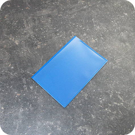 legatoria Busta con magneti, 165x115mm BLU. Dimensione busta 165x115mm. Dimensione massima foglio 148x105mm. Con strip magnetico 150x20mm. Apertura sul lato lungo. Foglio superiore In PVC morbido da 180micron. Foglio inferiore in PVC rigido da 300micron.