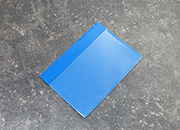 legatoria Busta con magneti, 165x120mm BLU. Dimensione busta 165x120mm con PATTELLA 25mm. Dimensione massima foglio 148x105mm. Con strip magnetico 150x20mm. Apertura sul lato lungo. Foglio superiore In PVC morbido da 180micron. Foglio inferiore in PVC rigido da 300micron.