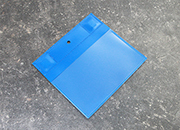 legatoria Busta con magneti, 165x155mm BLU. Dimensione busta 165x120mm con PATTELLA 25mm. Dimensione massima foglio 148x105mm. 2 magneti al neodimio incapsulati a caldo all'interno del bordo sospeso, N35, 16 x 12,5 x 2,5 mm, con aletta da 20 mm e foro rotondo da 6 mm. Apertura sul lato lungo. Foglio superiore In PVC morbido da 180micron. Foglio inferiore in PVC rigido da 300micron.