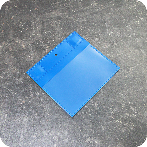 legatoria Busta con magneti, 165x155mm BLU. Dimensione busta 165x120mm con PATTELLA 25mm. Dimensione massima foglio 148x105mm. 2 magneti al neodimio incapsulati a caldo all'interno del bordo sospeso, N35, 16 x 12,5 x 2,5 mm, con aletta da 20 mm e foro rotondo da 6 mm. Apertura sul lato lungo. Foglio superiore In PVC morbido da 180micron. Foglio inferiore in PVC rigido da 300micron.