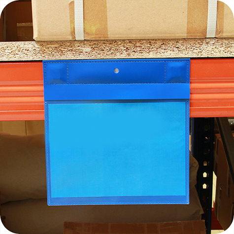 legatoria Busta con magneti, 165x155mm BLU. Dimensione busta 165x120mm con PATTELLA 25mm. Dimensione massima foglio 148x105mm. 2 magneti al neodimio incapsulati a caldo all'interno del bordo sospeso, N35, 16 x 12,5 x 2,5 mm, con aletta da 20 mm e foro rotondo da 6 mm. Apertura sul lato lungo. Foglio superiore In PVC morbido da 180micron. Foglio inferiore in PVC rigido da 300micron.