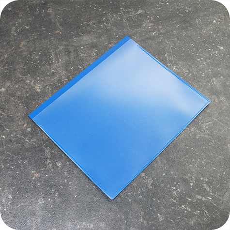 legatoria Busta con magneti, 222x189mm BLU. Dimensione busta 222x189mm. Dimensione massima foglio 210x148mm. Con strip magnetico 205x20mm. Apertura sul lato lungo. Foglio superiore In PVC morbido da 180micron. Foglio inferiore in PVC rigido da 300micron.