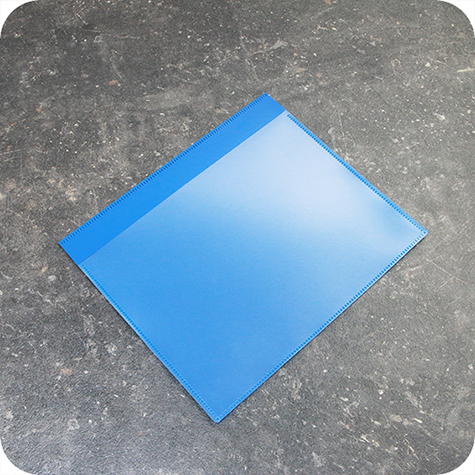 legatoria Busta con magneti, 222x189mm BLU. Dimensione busta 222x189mm con PATTELLA 25mm. Dimensione massima foglio 210x148mm. Con strip magnetico 205x20mm. Apertura sul lato lungo. Foglio superiore In PVC morbido da 180micron. Foglio inferiore in PVC rigido da 300micron.