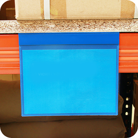 legatoria Busta con magneti, 222x189mm BLU. Dimensione busta 222x189mm con PATTELLA 25mm. Dimensione massima foglio 210x148mm. Con strip magnetico 205x20mm. Apertura sul lato lungo. Foglio superiore In PVC morbido da 180micron. Foglio inferiore in PVC rigido da 300micron.