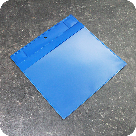 legatoria Busta con magneti, 222x189mm BLU. Dimensione busta 222x189mm con PATTELLA 25mm. Dimensione massima foglio 210x148mm. 2 magneti al neodimio incapsulati a caldo all'interno del bordo sospeso, N35, 16 x 12,5 x 2,5 mm, con aletta 23 mm e foro rotondo da 7 mm. Apertura sul lato lungo. Foglio superiore In PVC morbido da 180micron. Foglio inferiore in PVC rigido da 300micron.