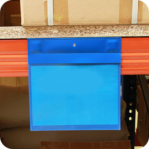 legatoria Busta con magneti, 222x189mm BLU. Dimensione busta 222x189mm con PATTELLA 25mm. Dimensione massima foglio 210x148mm. 2 magneti al neodimio incapsulati a caldo all'interno del bordo sospeso, N35, 16 x 12,5 x 2,5 mm, con aletta 23 mm e foro rotondo da 7 mm. Apertura sul lato lungo. Foglio superiore In PVC morbido da 180micron. Foglio inferiore in PVC rigido da 300micron.