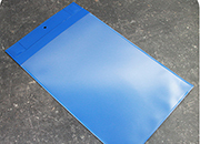 legatoria Busta con magneti, 340x223mm BLU. Dimensione busta 340x223mm. Dimensione massima foglio 297x210mm. 2 magneti al neodimio incapsulati a caldo all'interno del bordo sospeso, N35, 16 x 12,5 x 2,5 mm, con aletta da 25 mm e foro rotondo da 7 mm. Apertura sul lato corto. Foglio superiore In PVC morbido da 180micron. Foglio inferiore in PVC rigido da 300micron.