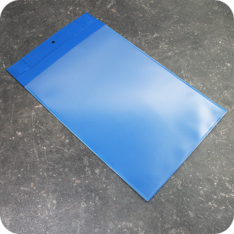 legatoria Busta con magneti, 340x223mm BLU. Dimensione busta 340x223mm. Dimensione massima foglio 297x210mm. 2 magneti al neodimio incapsulati a caldo all'interno del bordo sospeso, N35, 16 x 12,5 x 2,5 mm, con aletta da 25 mm e foro rotondo da 7 mm. Apertura sul lato corto. Foglio superiore In PVC morbido da 180micron. Foglio inferiore in PVC rigido da 300micron.