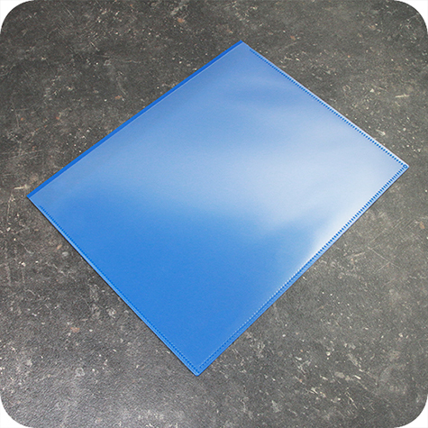 legatoria Busta con magneti, 340x223mm BLU. Dimensione busta 340x223mm. Dimensione massima foglio 297x210mm. Con strip magnetico 290x20. Apertura sul lato lungo. Foglio superiore In PVC morbido da 180micron. Foglio inferiore in PVC rigido da 300micron.