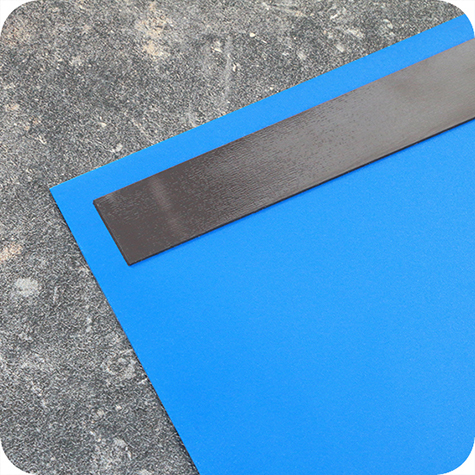 legatoria Busta con magneti, 340x223mm BLU. Dimensione busta 340x223mm. Dimensione massima foglio 297x210mm. Con strip magnetico 290x20. Apertura sul lato lungo. Foglio superiore In PVC morbido da 180micron. Foglio inferiore in PVC rigido da 300micron.