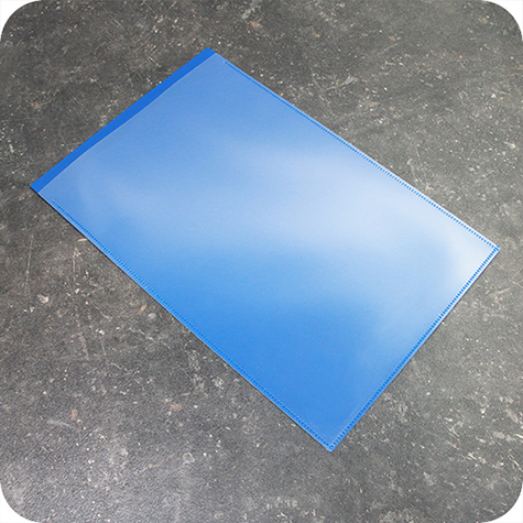 legatoria Busta con magneti, 340x223mm BLU. Dimensione busta 310x254mm. Dimensione massima foglio 297x210mm. Con strip magnetico 290x20. Apertura sul lato corto. Foglio superiore In PVC morbido da 180micron. Foglio inferiore in PVC rigido da 300micron.
