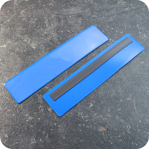 legatoria Busta con magneti, 220x45mm BLU. Dimensione busta 220x45mm. Dimensione massima foglio 213x43mm. Con strip magnetico 200x15mm. Apertura sul lato lungo. Foglio superiore In PVC morbido da 180micron. Foglio inferiore in PVC rigido da 300micron.