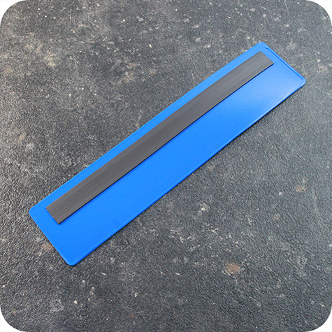 legatoria Busta con magneti, 220x45mm BLU. Dimensione busta 220x45mm. Dimensione massima foglio 213x43mm. Con strip magnetico 200x15mm. Apertura sul lato lungo. Foglio superiore In PVC morbido da 180micron. Foglio inferiore in PVC rigido da 300micron.