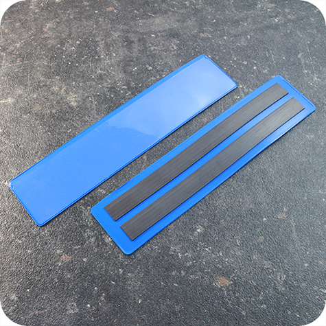 legatoria Busta con magneti, 220x45mm BLU. Dimensione busta 220x45mm. Dimensione massima foglio 213x43mm. Con 2 strip magnetici 200x15mm. Apertura sul lato lungo. Foglio superiore In PVC morbido da 180micron. Foglio inferiore in PVC rigido da 300micron.